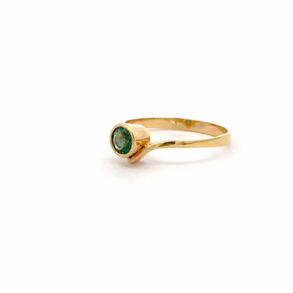 Anillo bisel adorno esmeralda