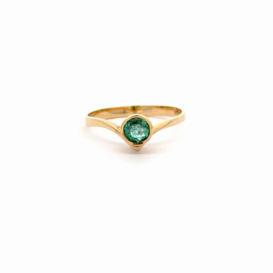 Anillo bisel adorno esmeralda