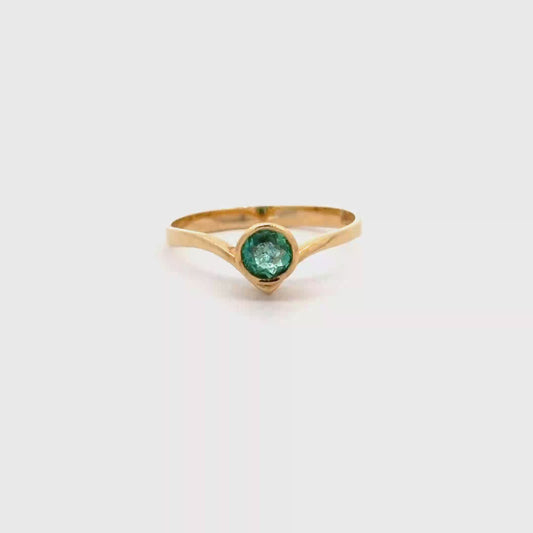 Anillo bisel adorno esmeralda
